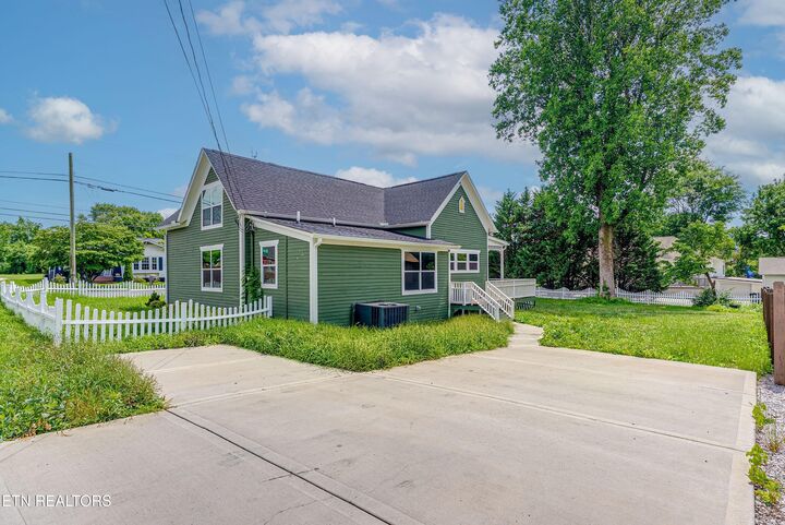 Property Photo: 413 E Inskip Drive TN 37912