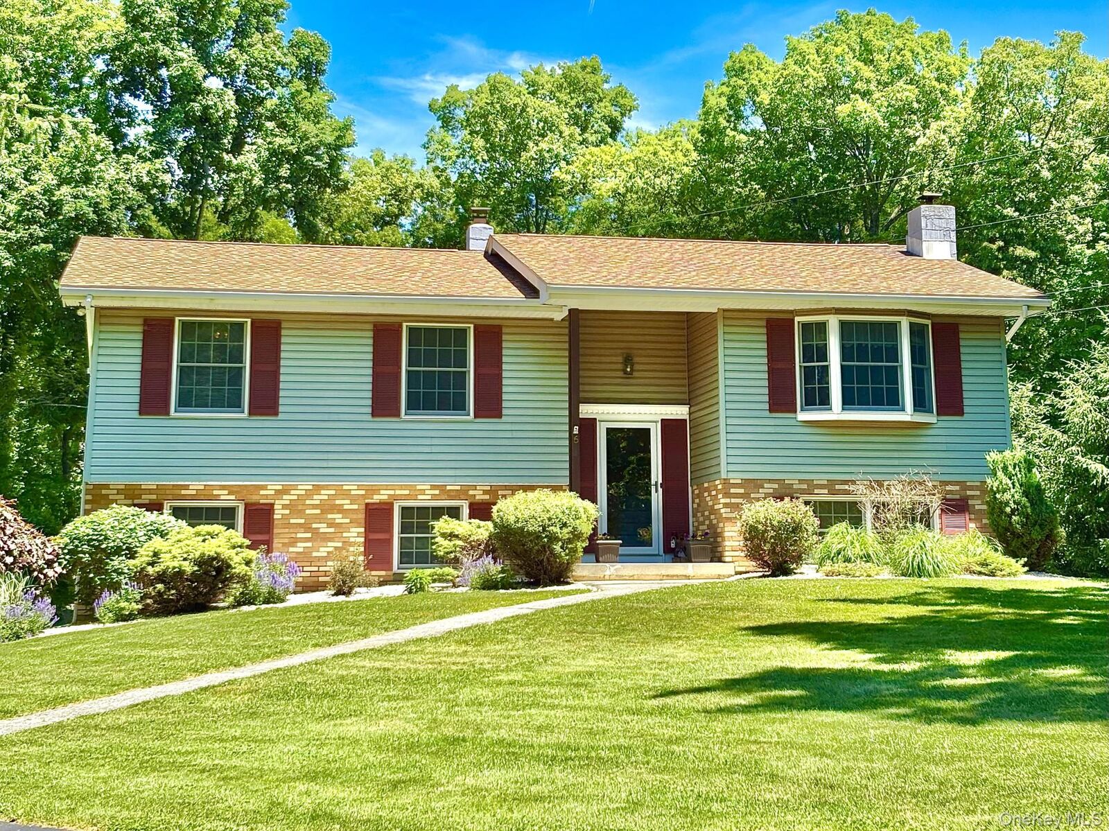 Property Photo:  6 Kipsbergen Drive  NY 12572 