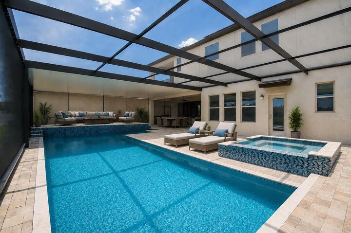 Property Photo: 11807 Cross Vine Drive FL 33579