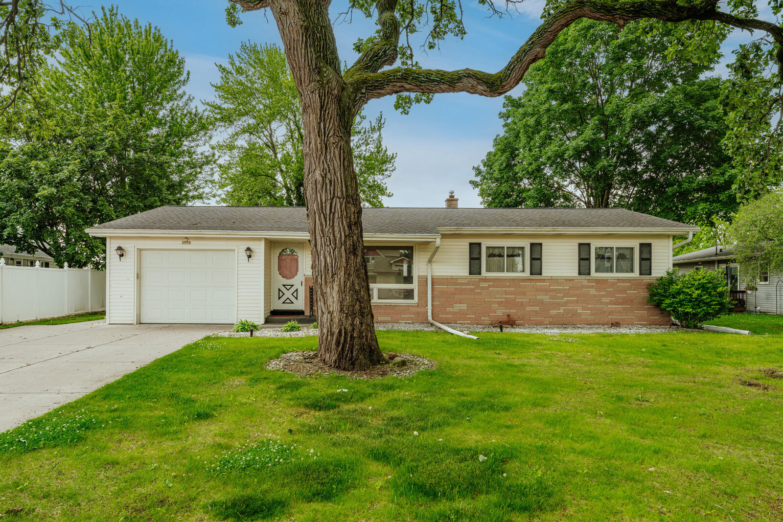 Property Photo:  2715 Hilltop Ct  WI 53120 