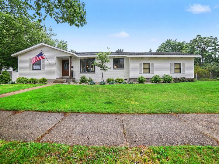 Property Photo:  1202 Woodlawn Avenue  MI 49417 