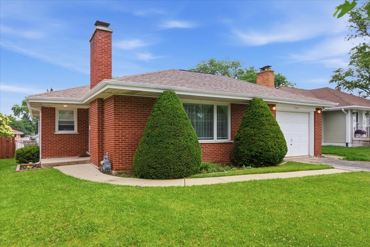 Property Photo:  104 W Granville Avenue  IL 60172 