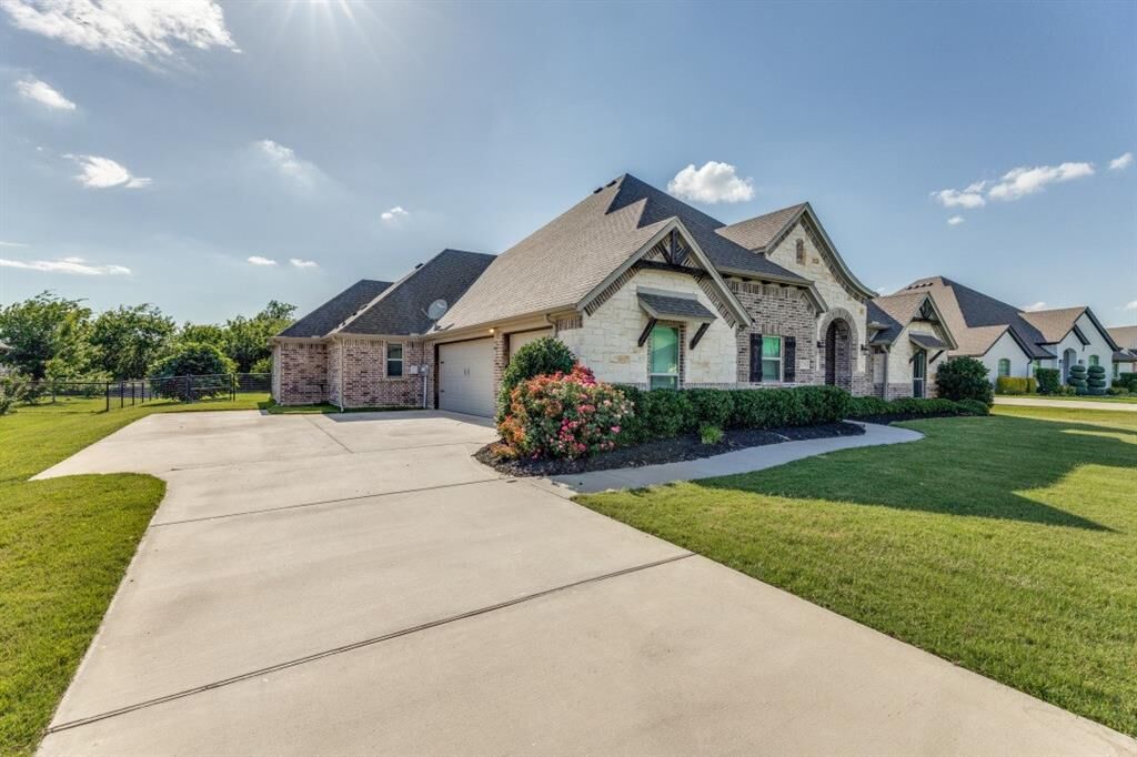 Property Photo: 1310 Oliver Creek Drive TX 76247