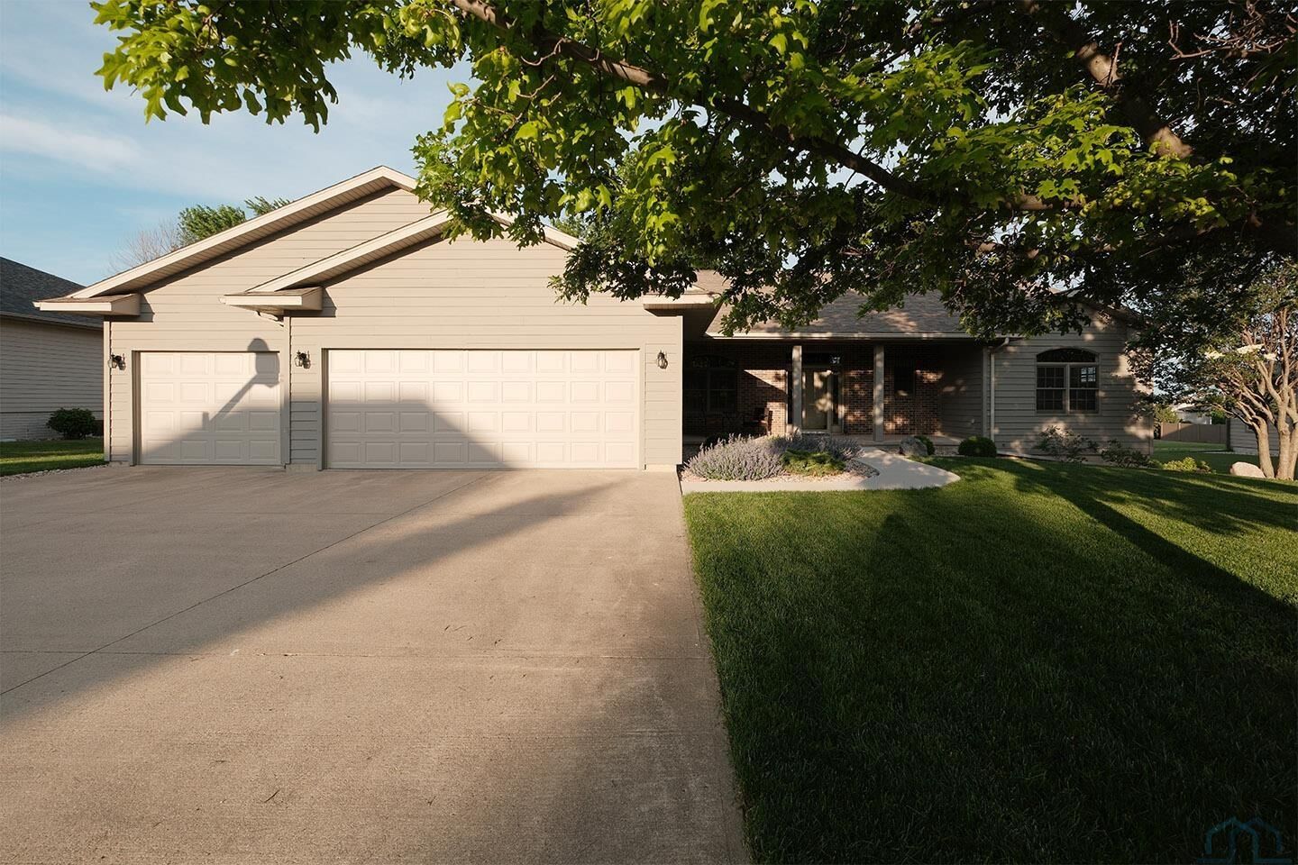 Property Photo: 1642 4th Avenue SE IA 51250
