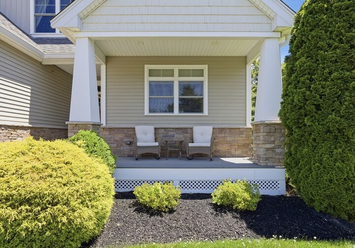 Property Photo:  5 Charles View Ln 5  MA 02053 