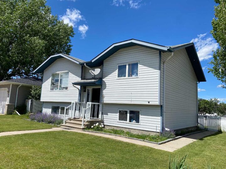 52 Upland Drive W — photo 1