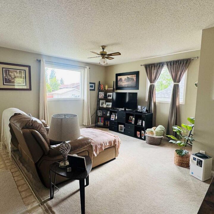 Property Photo:  705 10 Avenue SE  AB T1V 1K3 