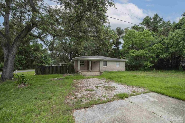 Property Photo: 9121 Camberwell Rd FL 32514