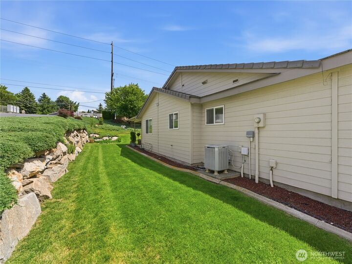 Property Photo:  1380  Eastmont Avenue 1301  WA 98802 