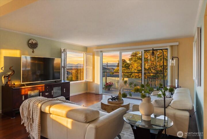 Property Photo:  300  2nd Avenue N 2H  WA 98020 