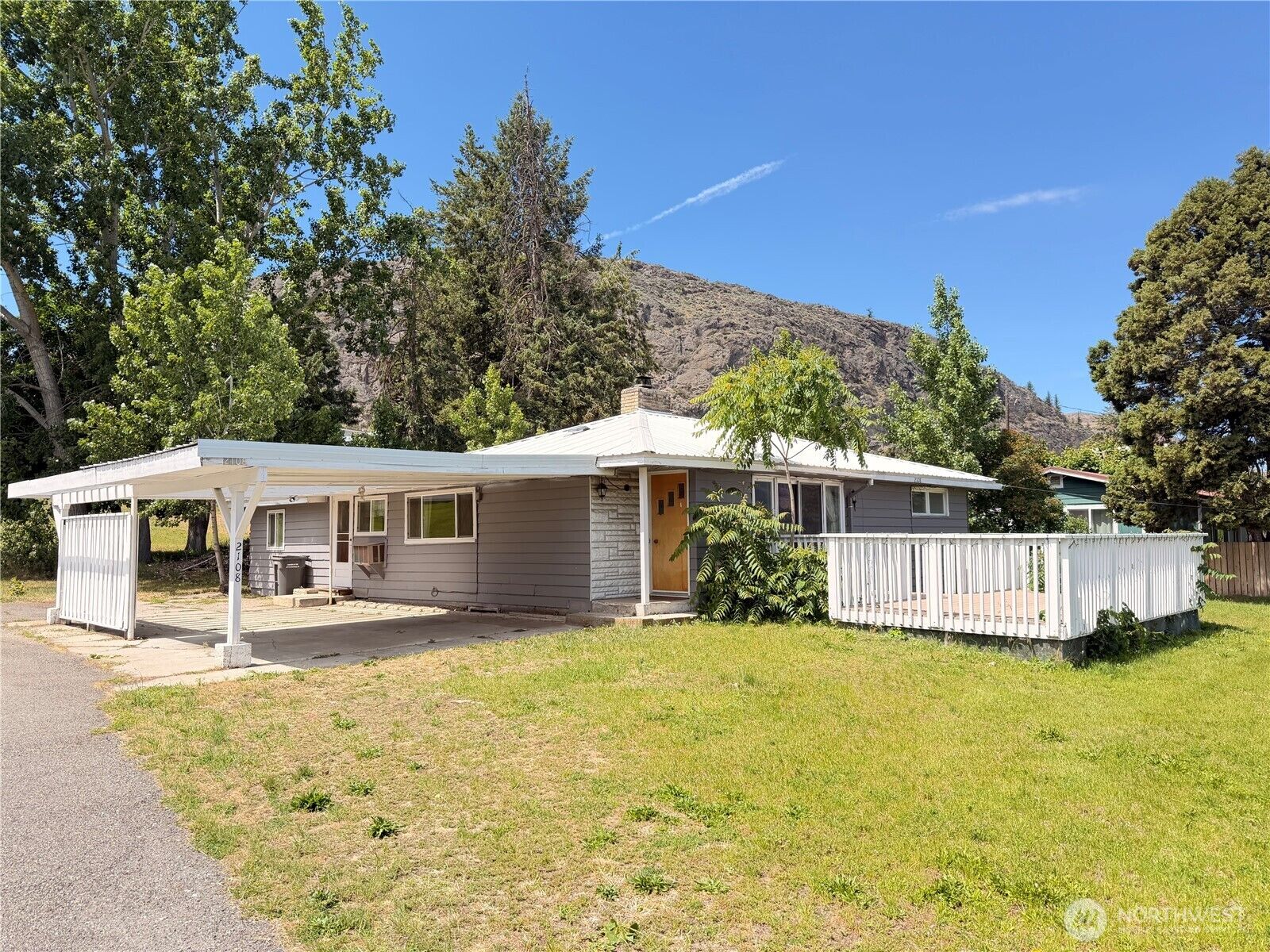 Property Photo:  2108  Deerpath  WA 98844 