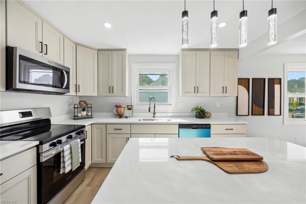 Property Photo:  22 Fairview Cir S  VA 23702 