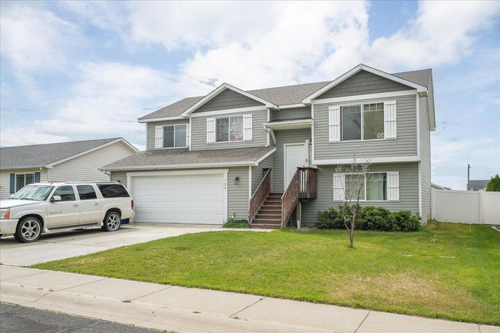 Property Photo: 728 E Carrie Dr WA 99022