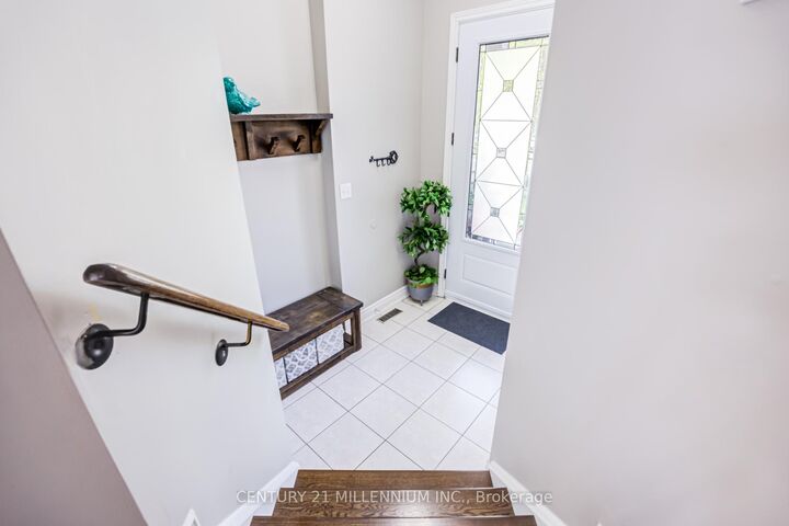 Property Photo: 7 Bramoak Crescent ON L7A 1T7