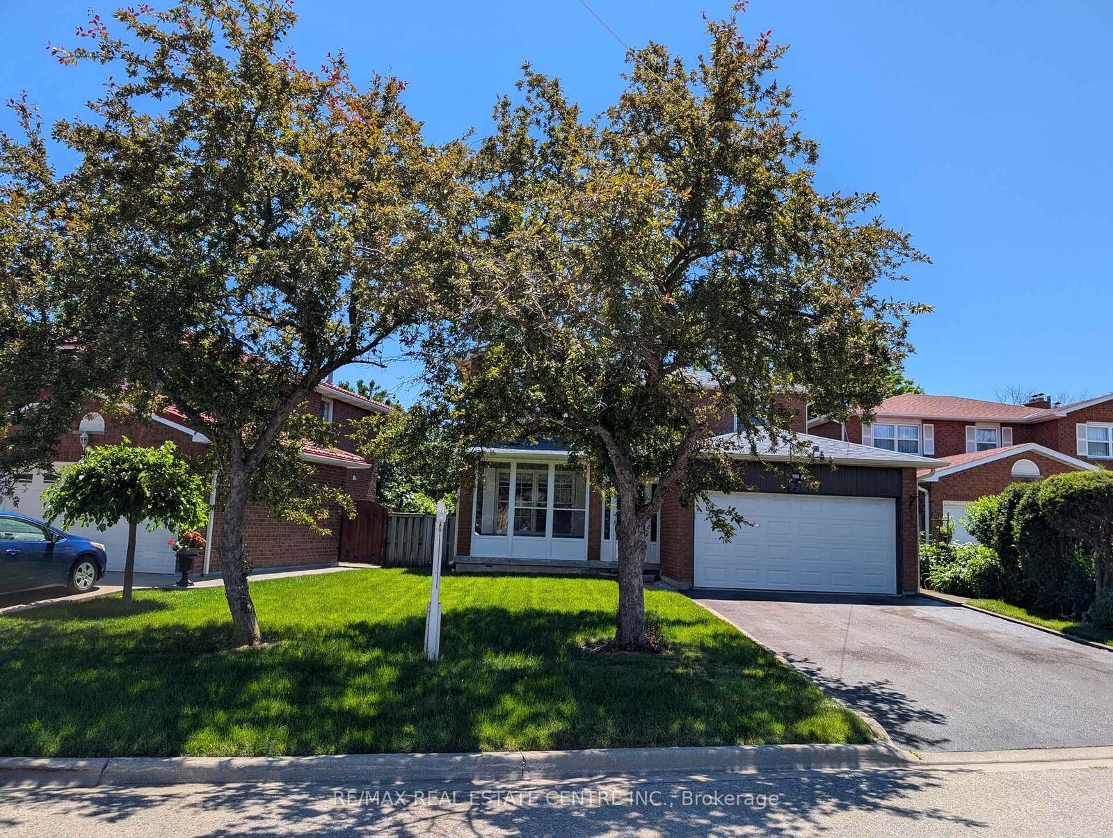 Property Photo: 796 Buckingham Court ON L5C 4M3