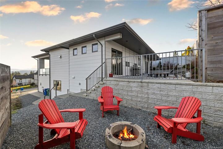 Property Photo: 152 Golden Oaks Cres BC V9T 0K8