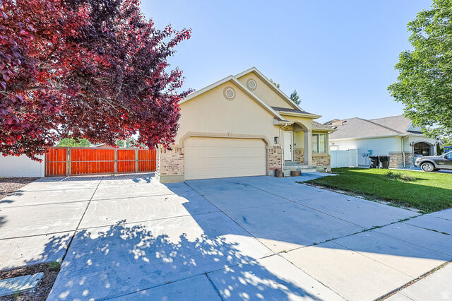 Property Photo: 5525 N Hampton Way E UT 84074