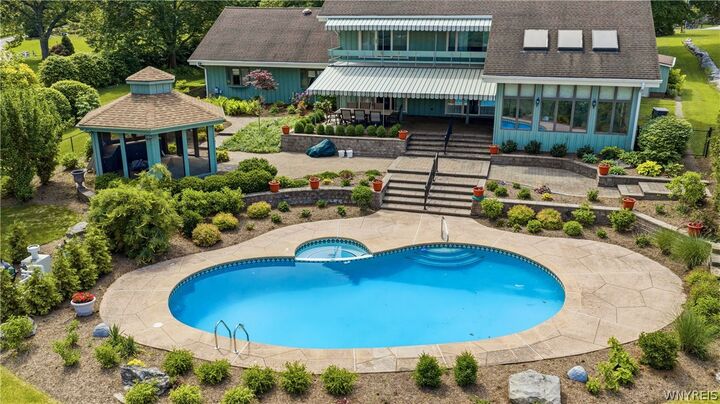 Property Photo:  687 Mountain View Drive  NY 14092 
