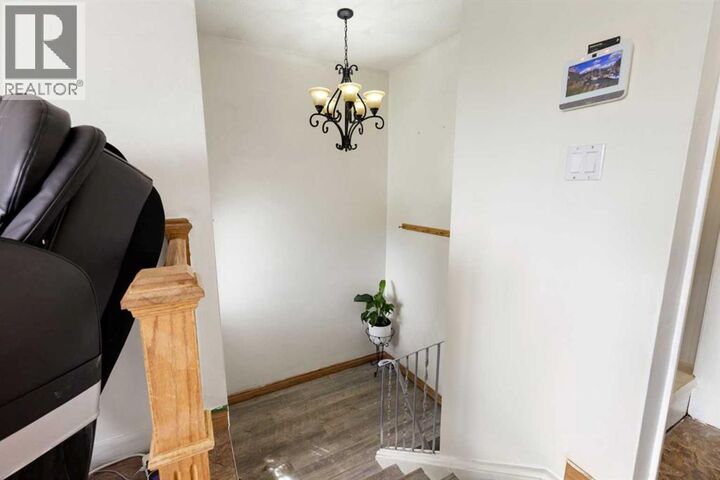 Property Photo: 1016 Hunterdale Place Northwest AB T2K 4R7