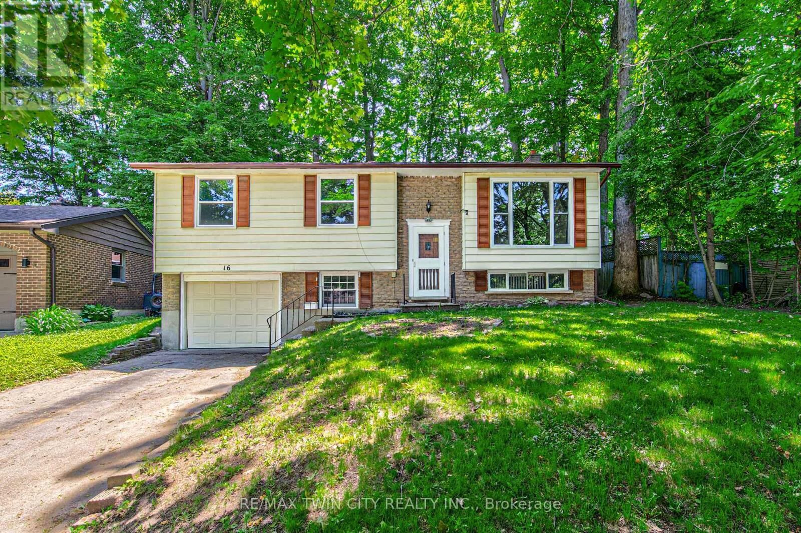 Property Photo:  16 Dogwood Place  ON N3C 2Z4 
