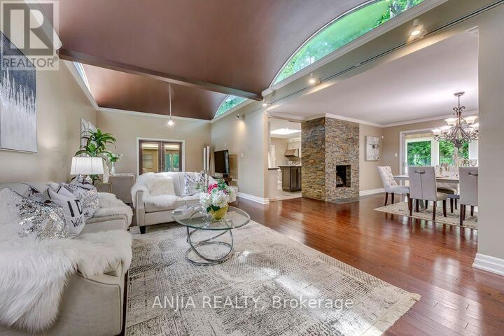 Property Photo:  2419 Lionheart Crescent  ON L5K 1S4 