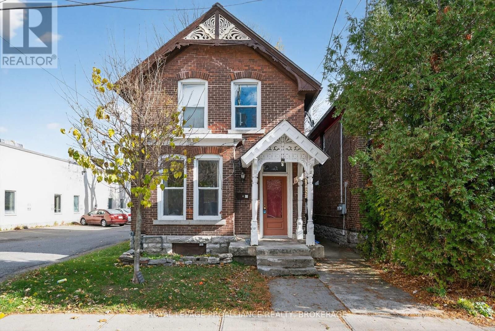 Property Photo:  407 Bagot Street 1  ON K7K 3C1 