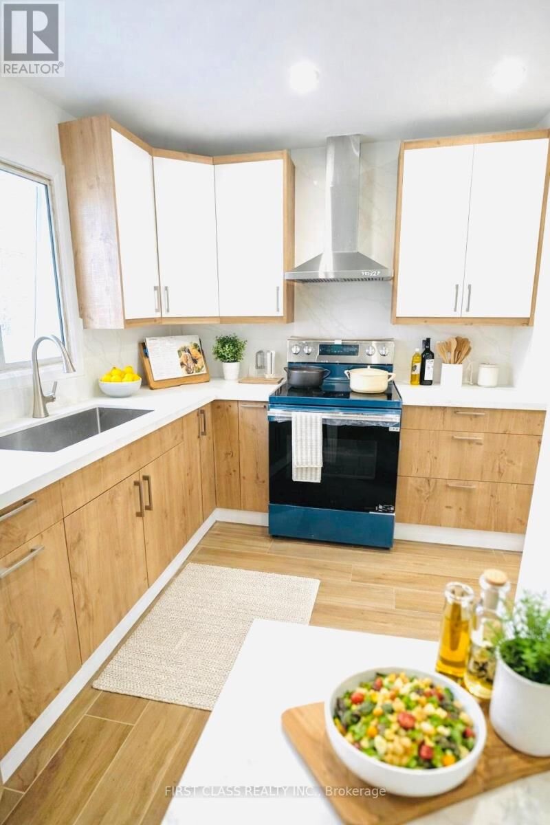 Property Photo:  352 Pattie Drive  ON K7C 2G3 