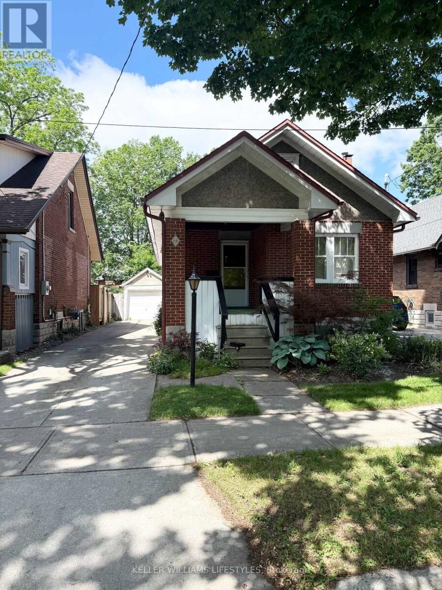 Property Photo:  15 Lyndhurst Place  ON N6C 4H7 