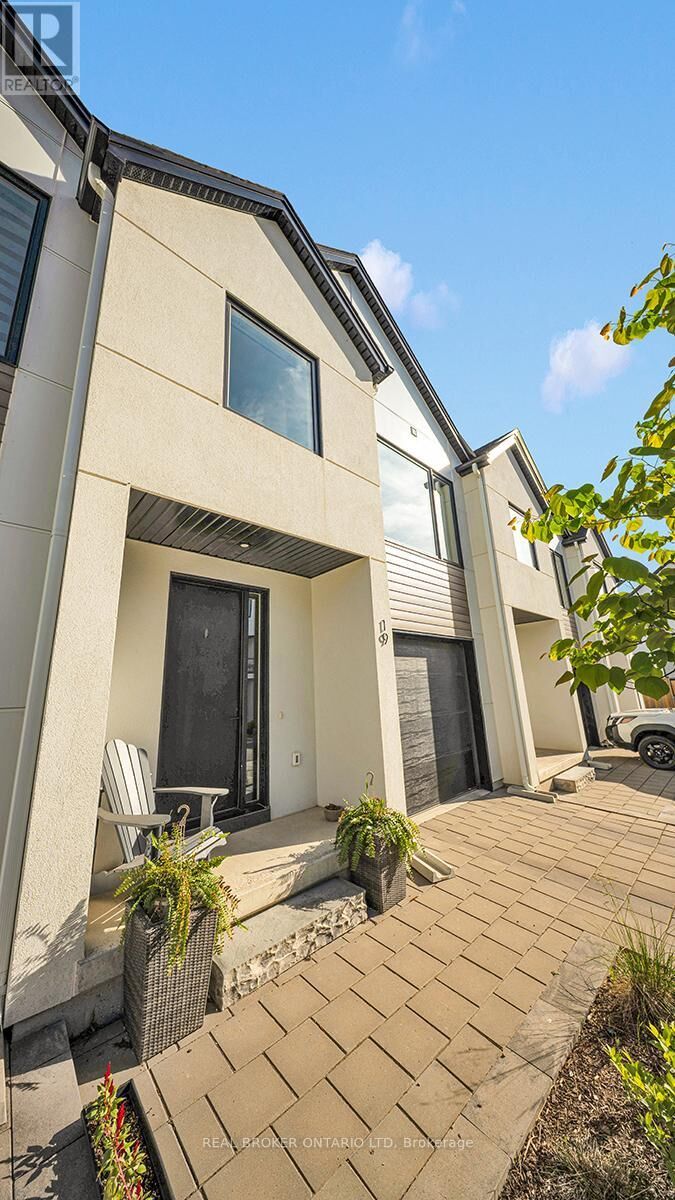 Property Photo:  1965 Upperpoint Gate 19  ON N6K 0L2 