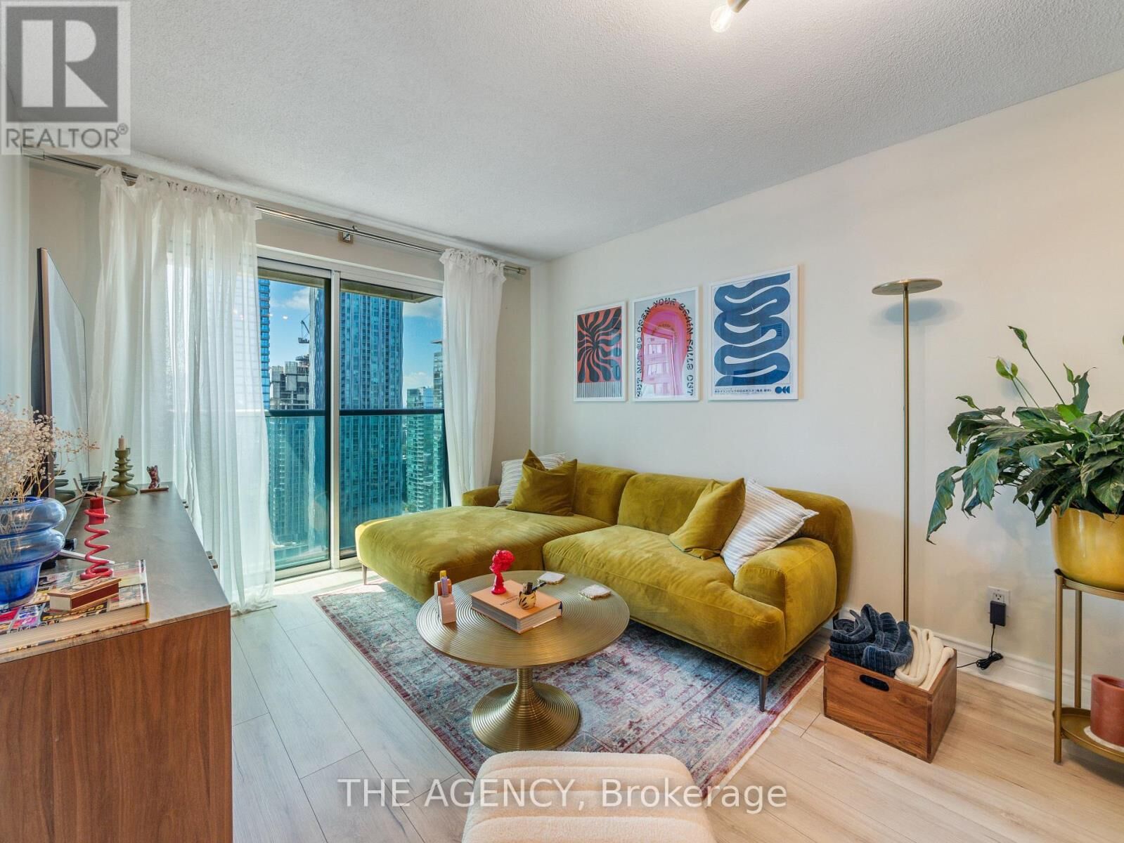 Property Photo:  8 Park Road 3301  ON M4W 3S5 