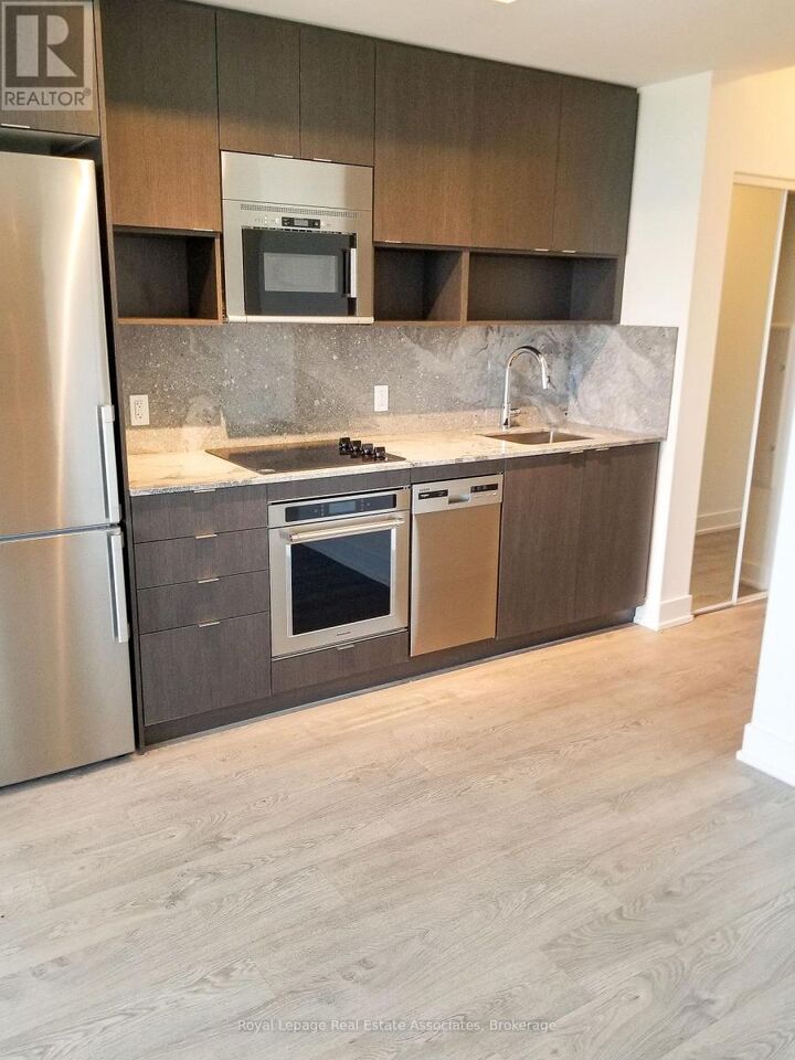Property Photo:  7 Mabelle Avenue 4405  ON M5T 0C9 