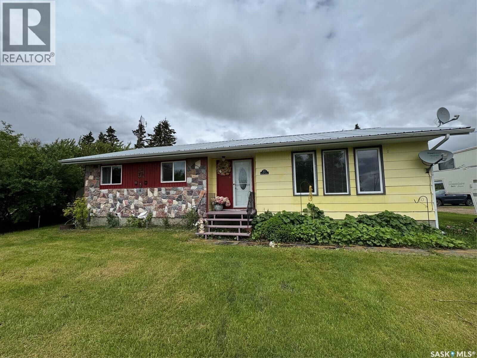 Property Photo: 207 Railway Avenue SK S0M 2L0