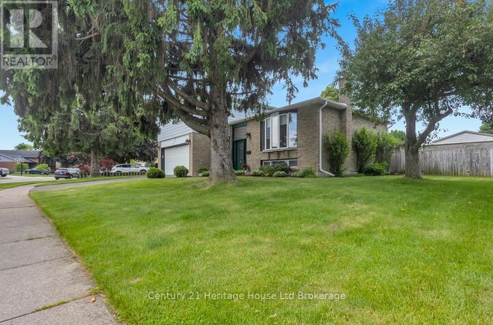 Photo de la propriété:  233 Diefenbaker Drive  ON N4S 8K1 