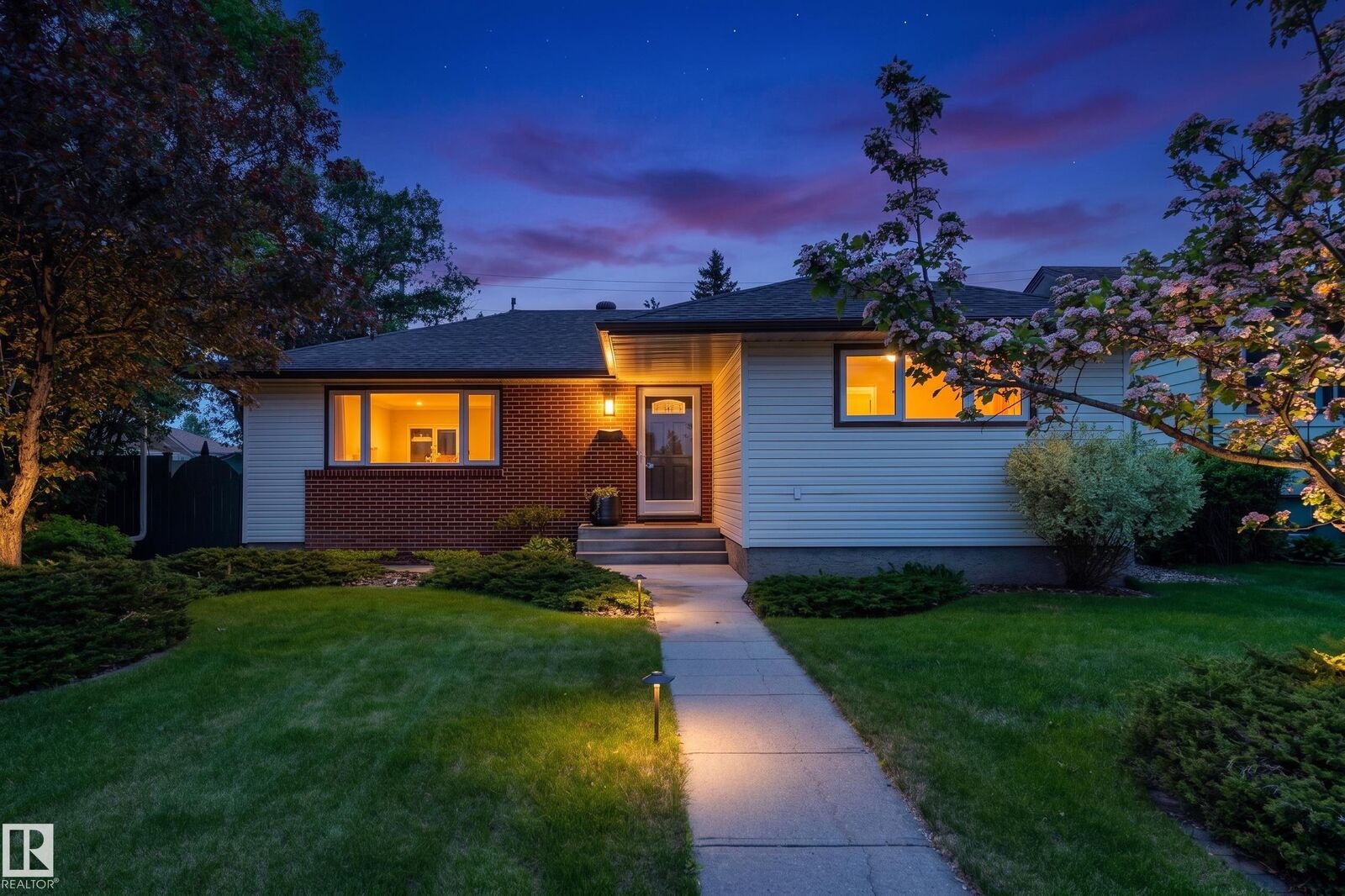 Property Photo:  7223 95 Avenue NW  AB T6B 1B1 