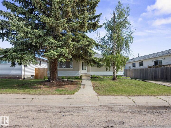 Property Photo:  11408 165 Avenue NW  AB T5X 3W6 
