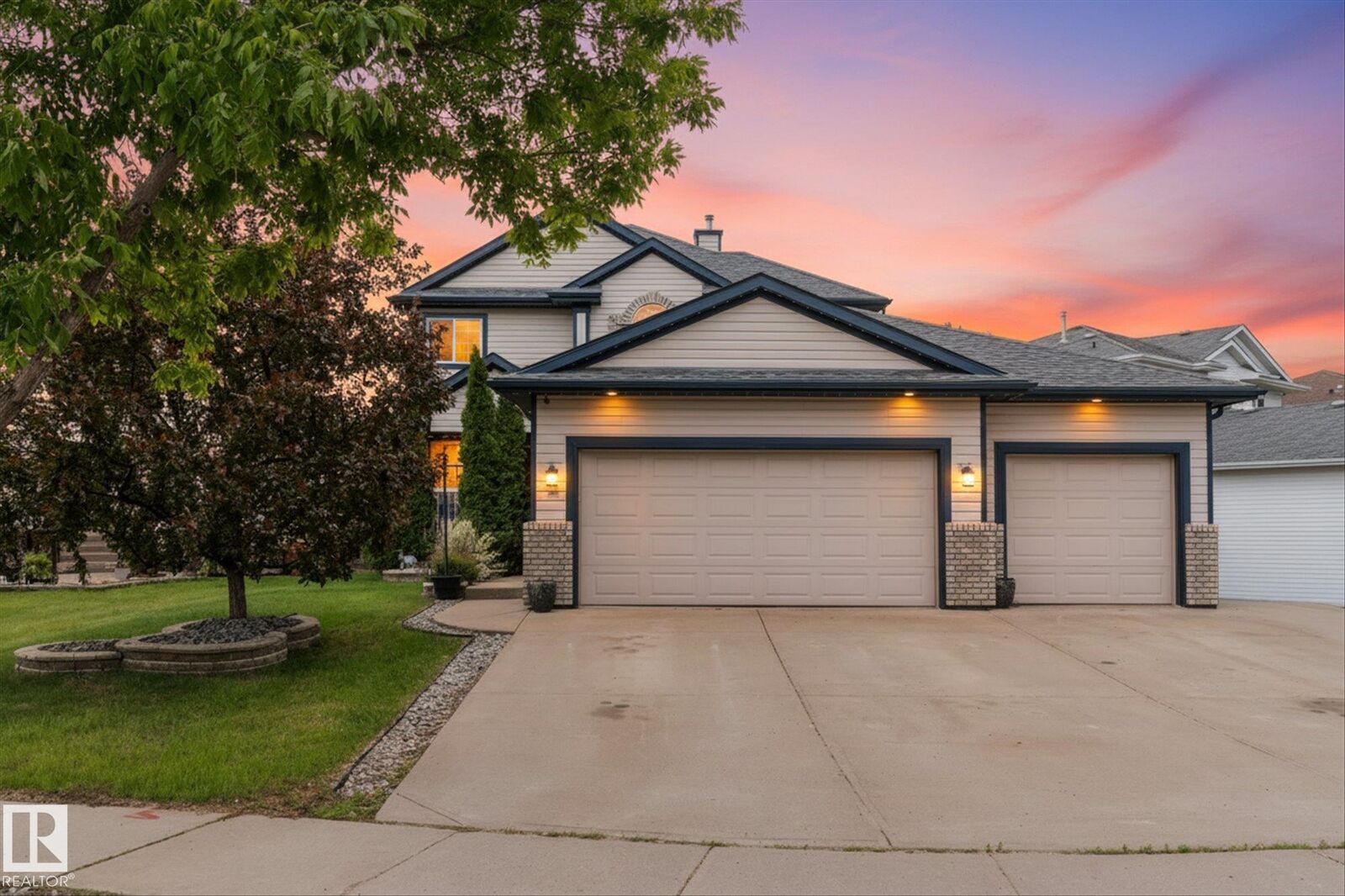 Property Photo: 18 Woodbend Way AB T8L 4L8