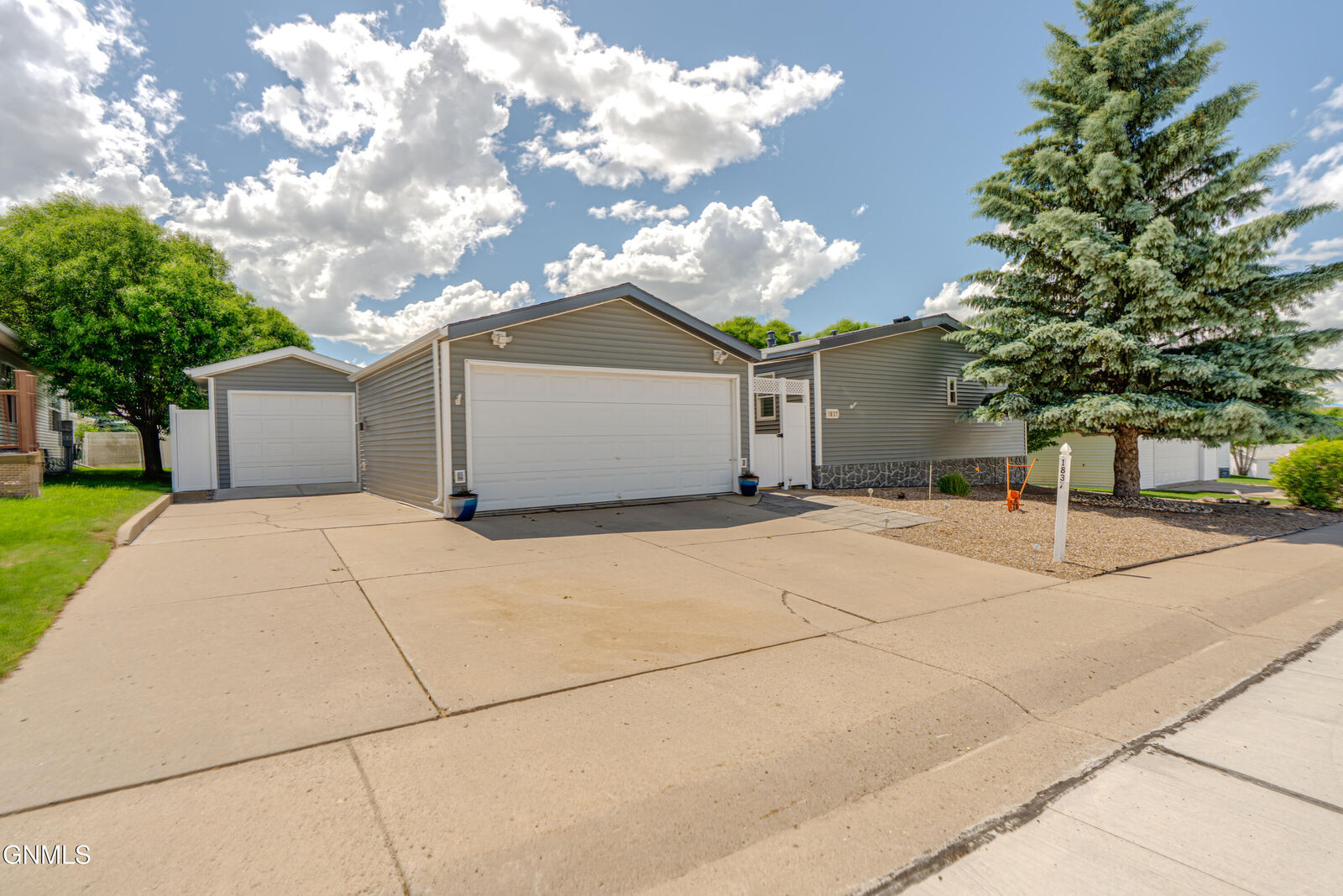 Property Photo:  1837 Valley Loop  ND 58503 