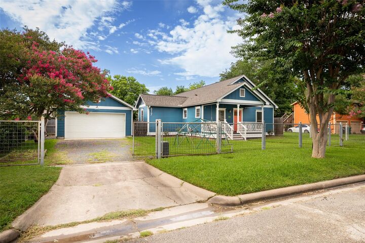 Property Photo: 817 Gale Street TX 77009