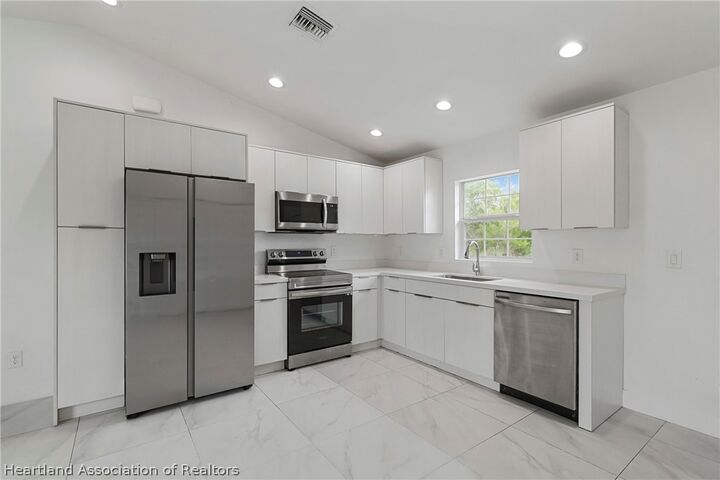 Property Photo:  107 Elba Drive NE  FL 33852 