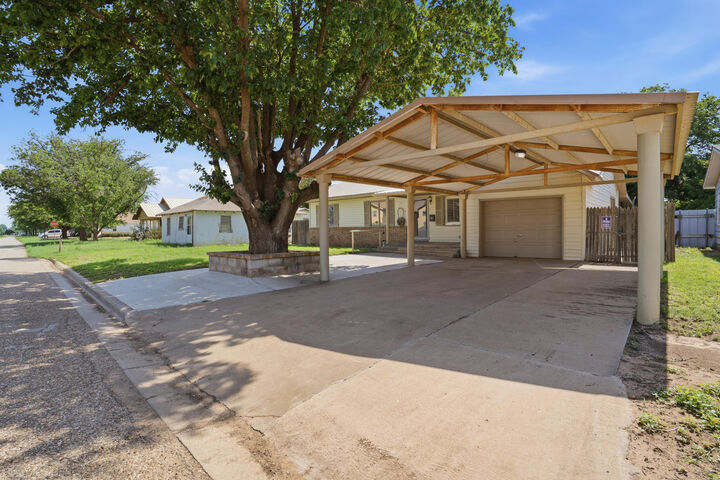 Property Photo:  1020 S 14th Street  TX 79364 