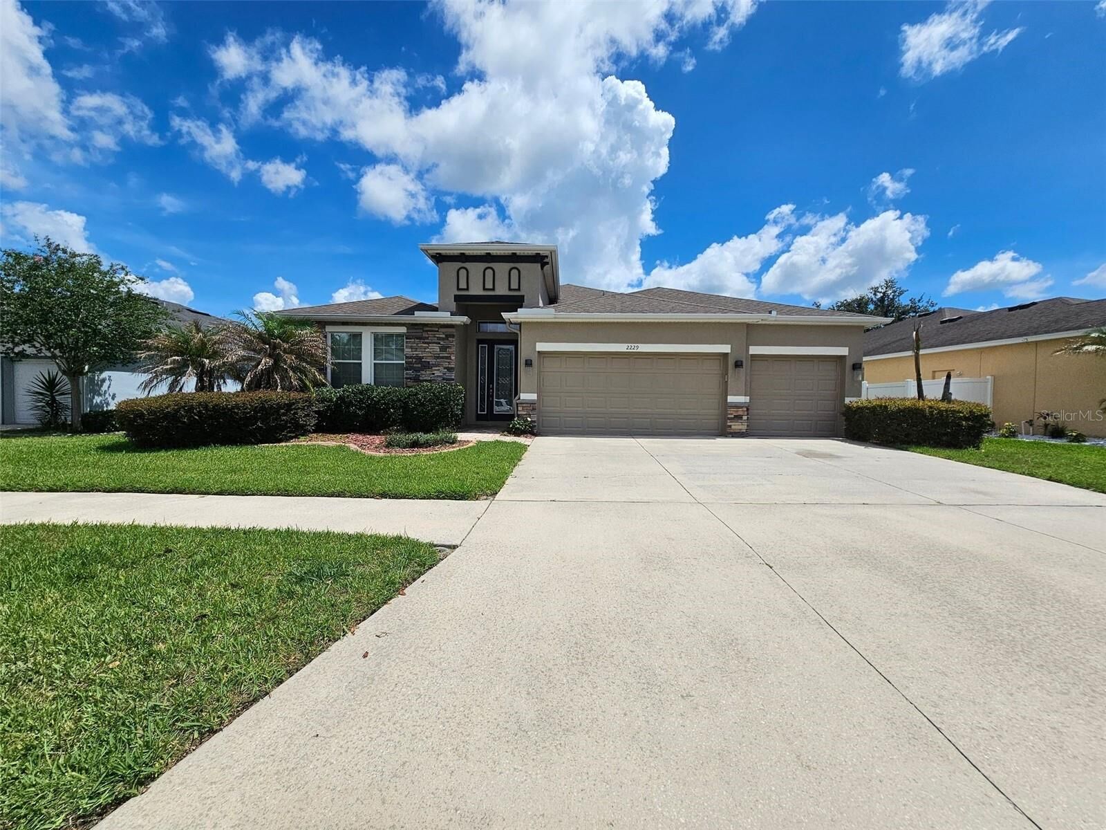 Property Photo:  2229 Valterra Vista Way  FL 33594 