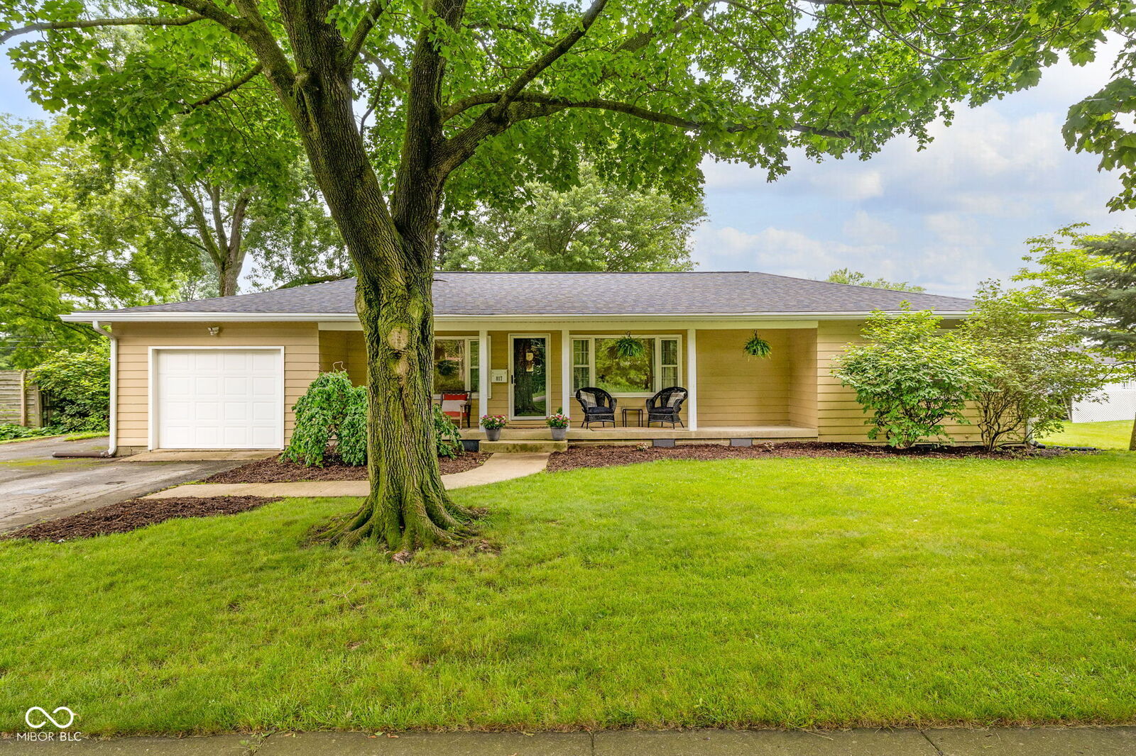 Property Photo: 817 E Washington Street IN 46052