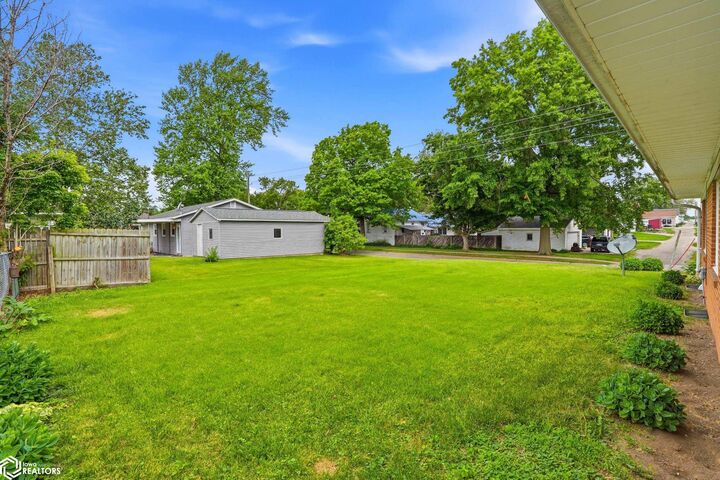 Property Photo:  401 Neva Place  IA 52655 