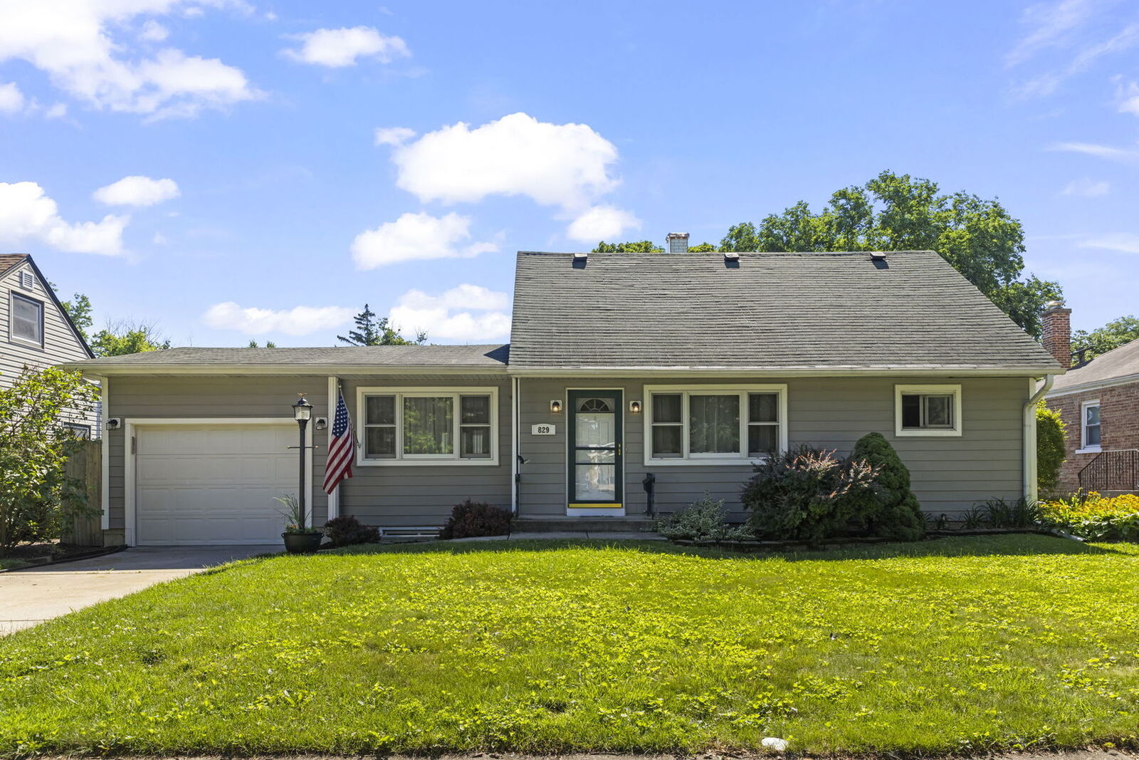 Property Photo:  829 S Grace Street  IL 60148 