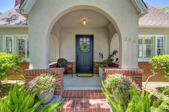 Property Photo: 908 Sonoma Way CA 95819