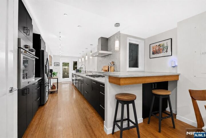 Property Photo:  565 Jersey Avenue 1  NJ 07302 