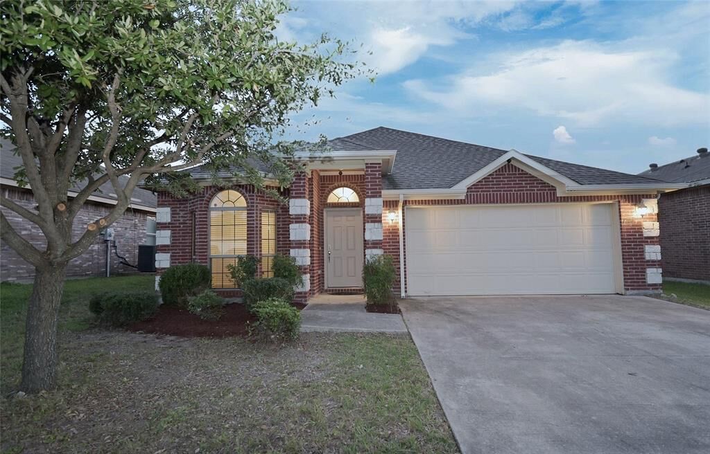 Property Photo: 1204 Varacruz Drive TX 76010