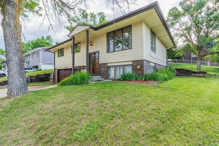 Property Photo:  3000 Cheyenne Blvd  IA 51104 