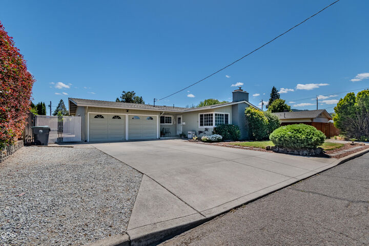 Property Photo: 212 Windsor Way OR 97502
