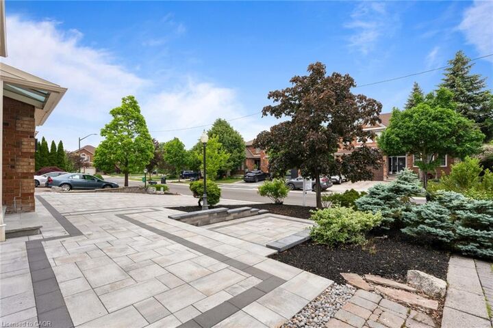 Property Photo: 6872 Round Leaf Court ON L5N 6X6